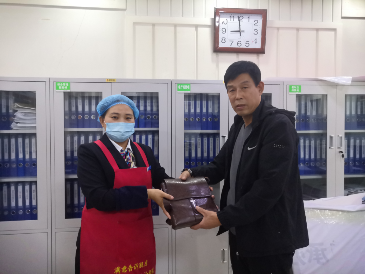 10月6日，三门峡服务区帮助司乘找回14000余元现金及存折、死亡证明等物品，失主执意拿出500元酬谢被工作人员婉拒。.png