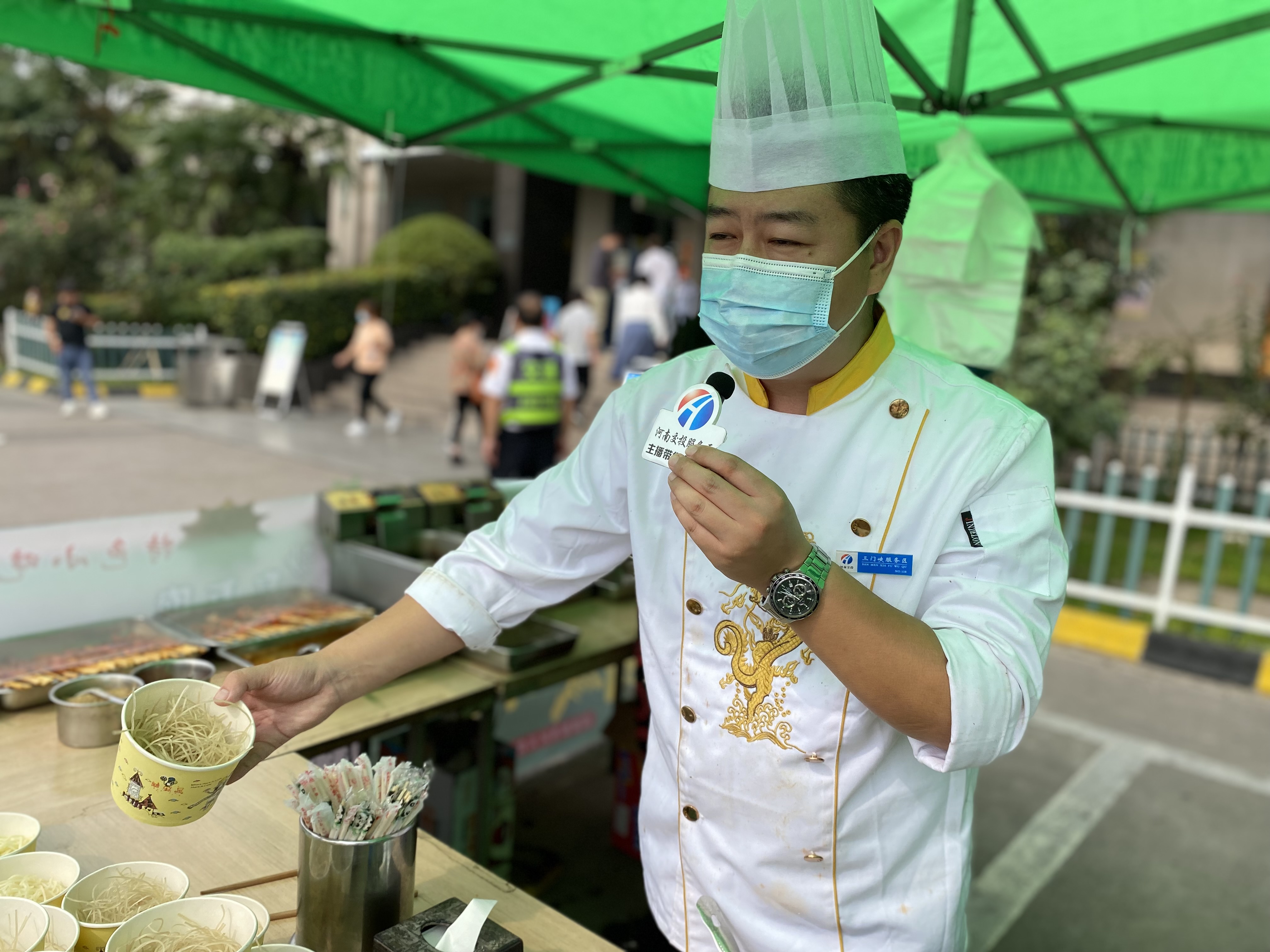 三门峡服务区厨师长介绍特色小吃，并告诉我们有去年途径服务区吃过的司乘今年专程来吃。（赵丁丁）.JPG