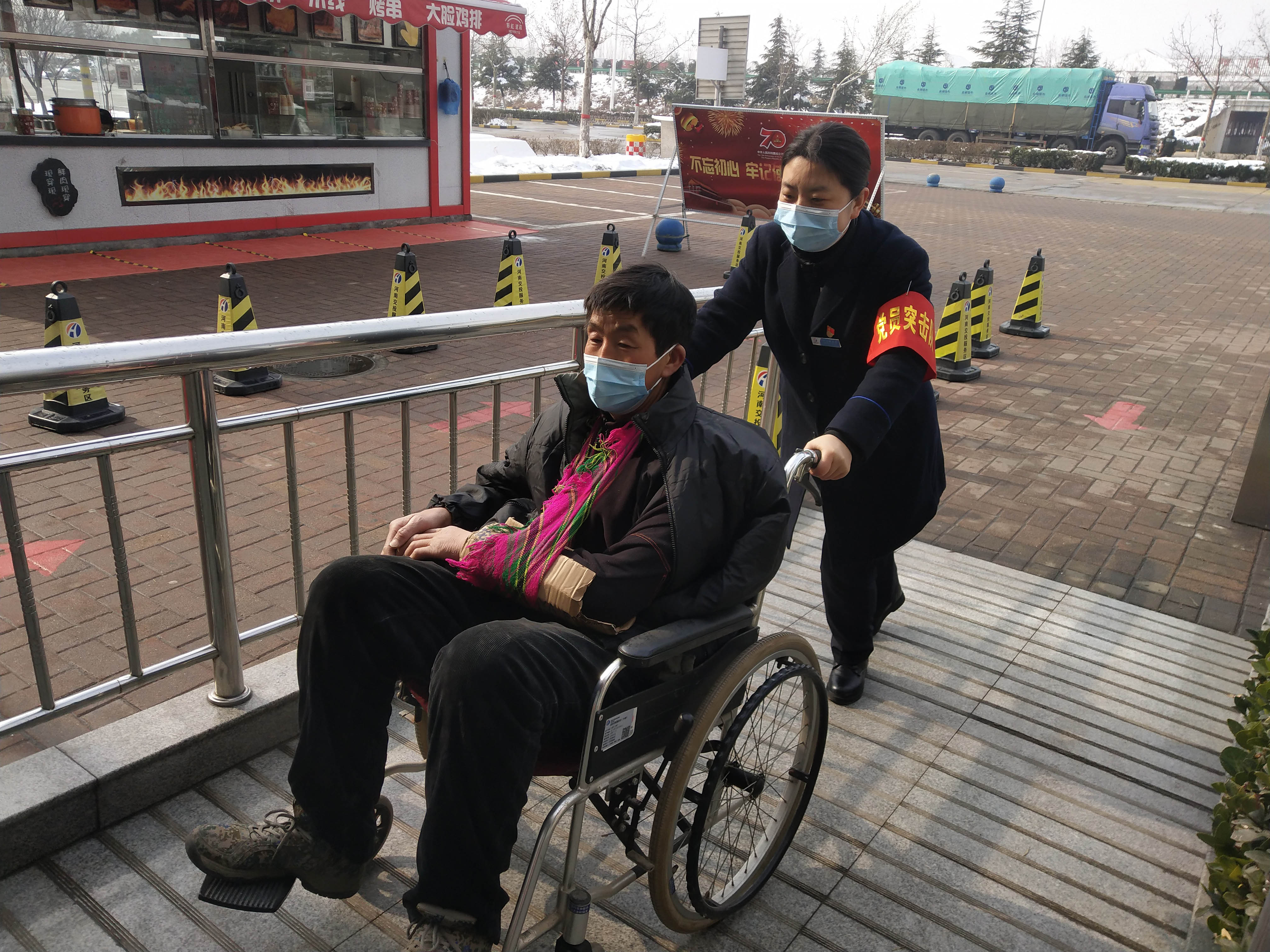 1月25日，汝阳服务区党员志愿者帮助行动不便顾客。牛亚新  摄.jpg