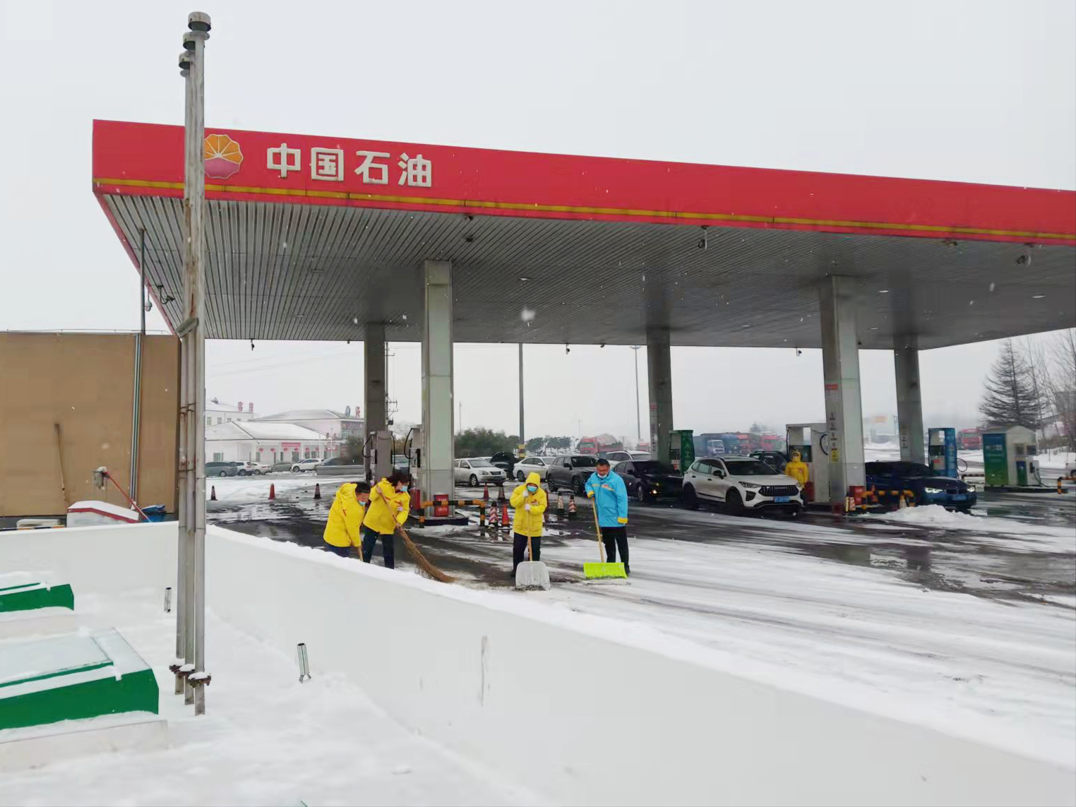 中油高速公司渑池加油站，站长带领员工清扫积雪。樊展展 摄_副.png