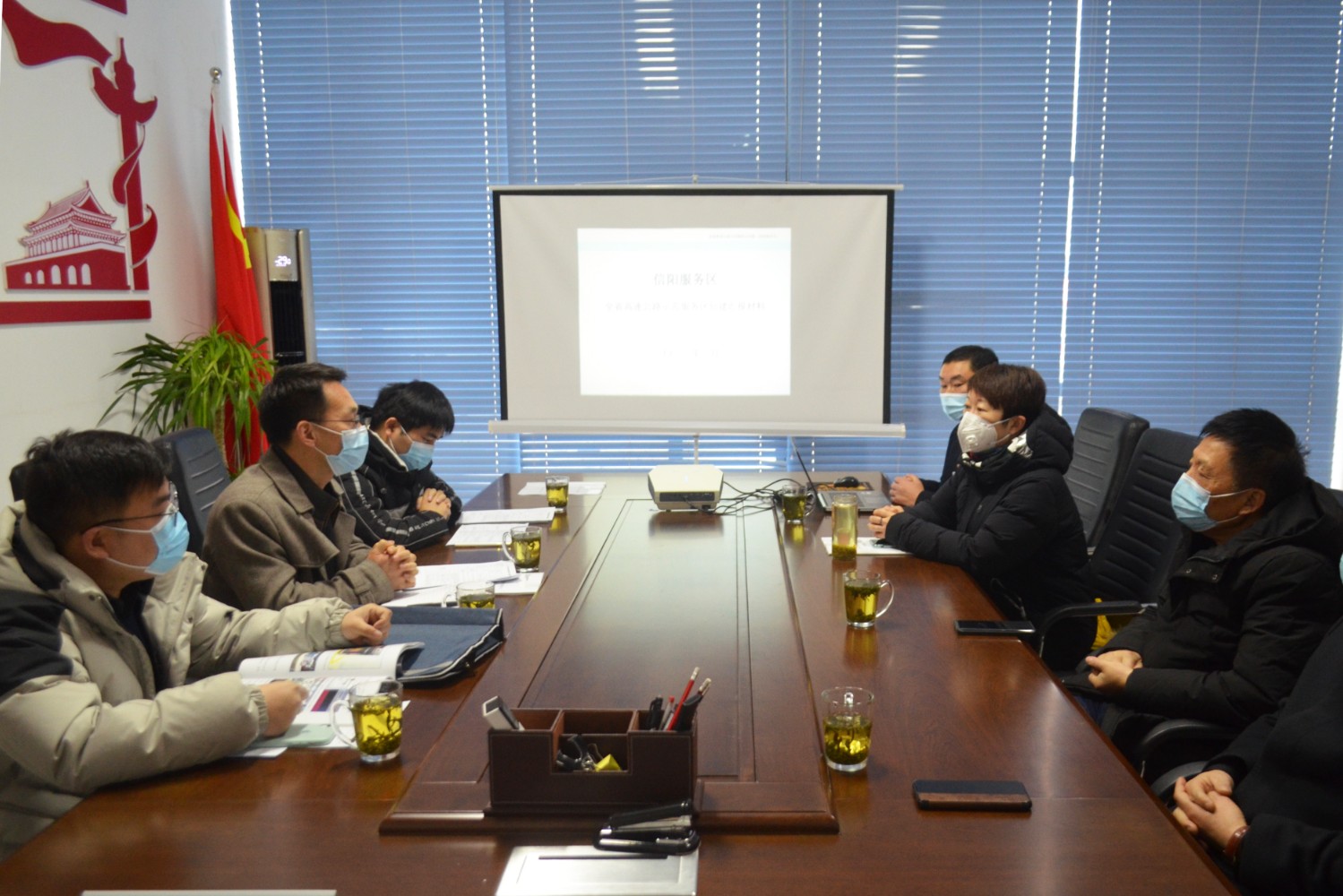 示范专家组到信阳服务区省评检查工.jpg
