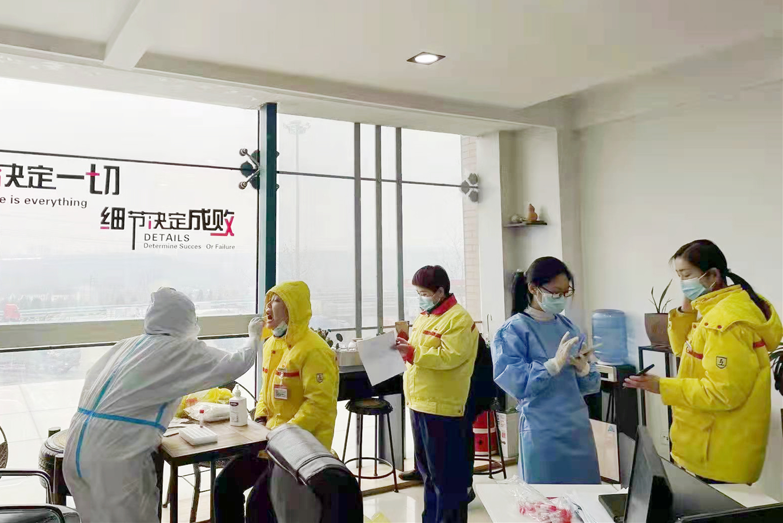 英豪北加油站，员工进行核酸检测。_副.jpg