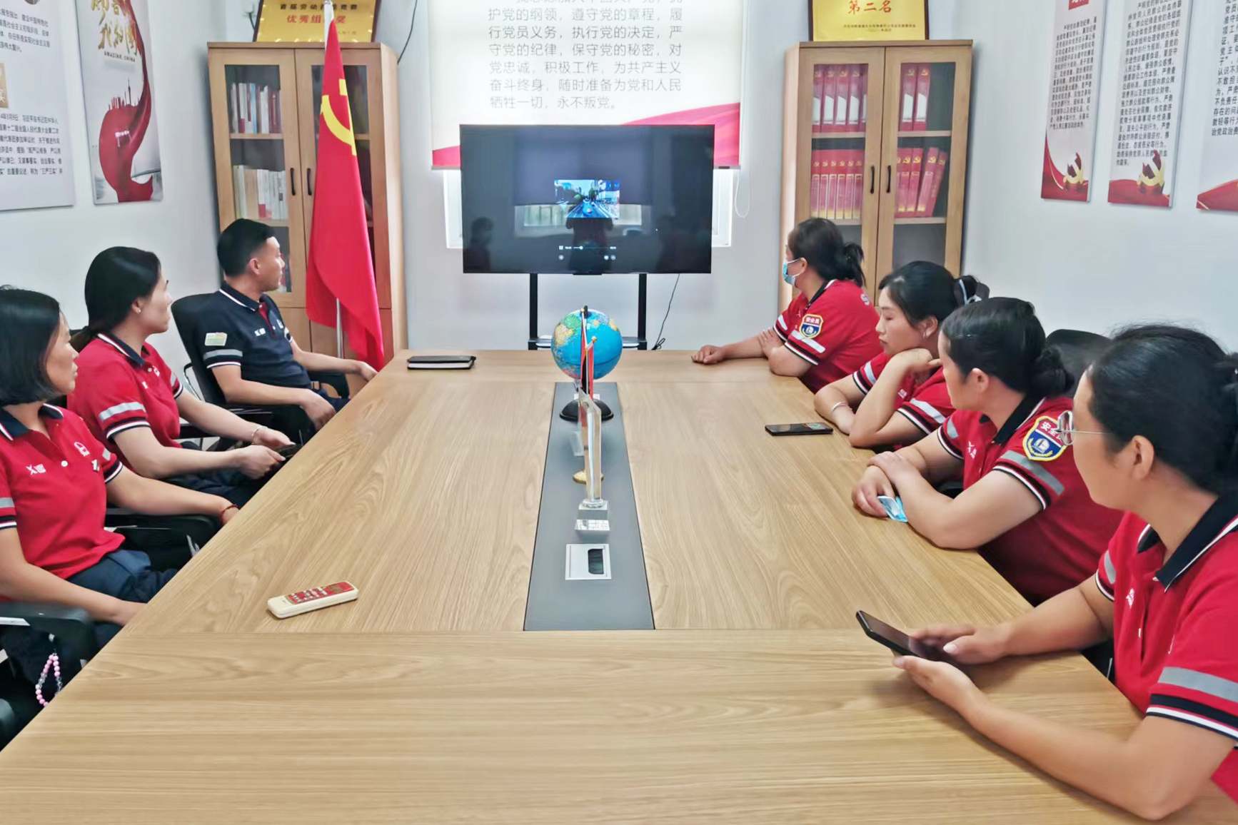2024年6月7日 河南高速石化有限责任公司 鄢陵南服务区加油站 端午节前组织员工进行节前安全知识。事故案例学习 王雪丽.jpg